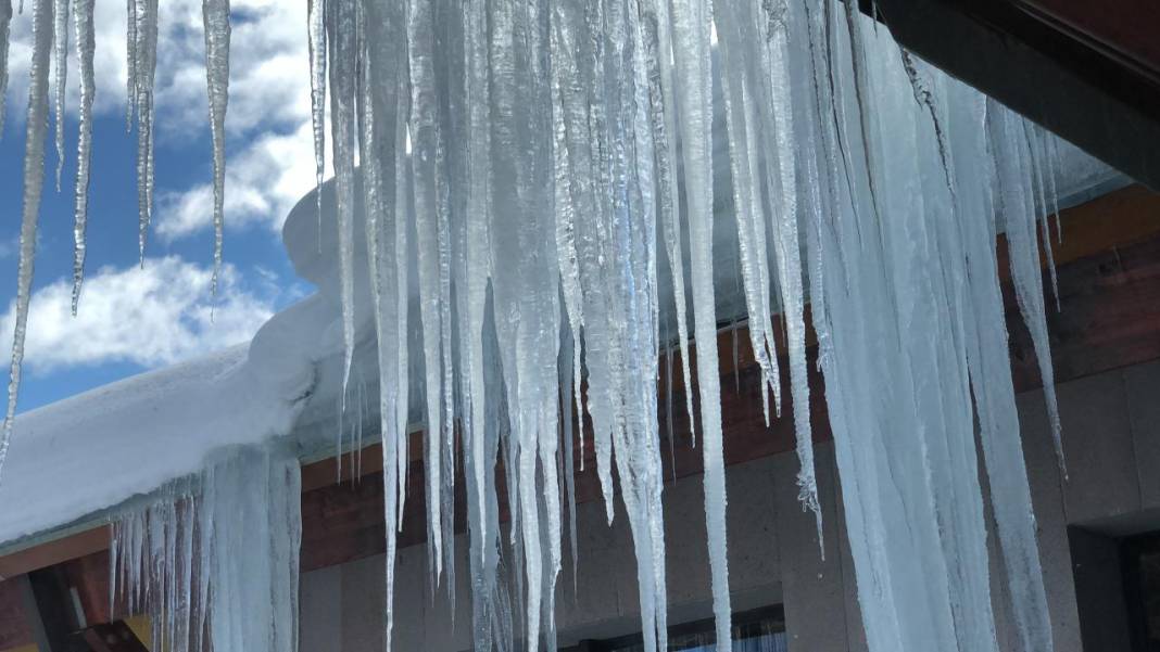 Çatılarda dev buz sarkıtları oluştu! O ilimize gitmeyen soğuk gördüm demesin: Hava -10 dereceye kadar düştü 3